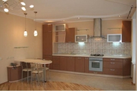 Просторная кухня со светло-коричневым фасадом - Мебельный интернет-магазин Комека Екатеринбург