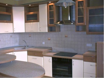 Угловая кухня в сочетании белого и коричневого - Мебельный интернет-магазин Комека Екатеринбург